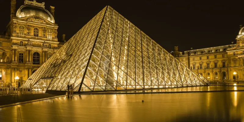 موزه لوور در شب.webp